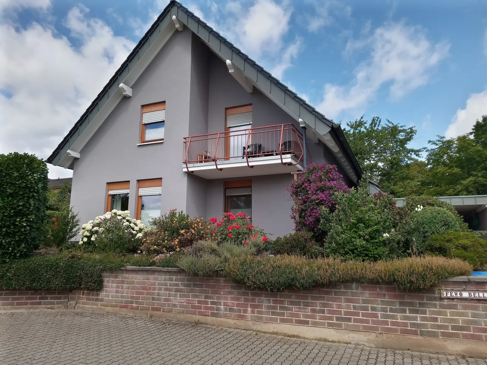 Außenansicht der Ferienwohnung Bell mit Garten und Balkon